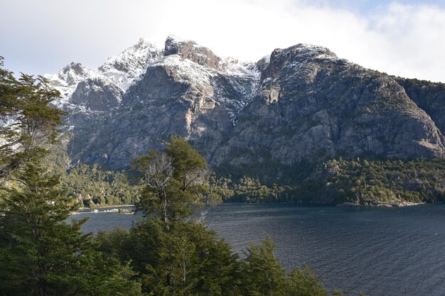 Foto una montaña con un lago en el fondo y una montaña en el fondo