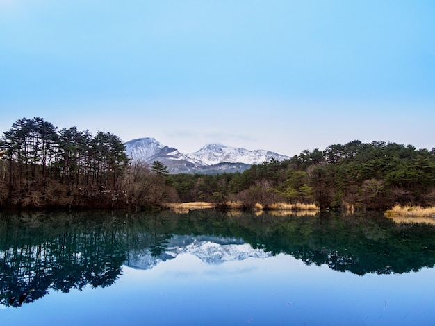 Montaña y lago en Fukushima, Japón.