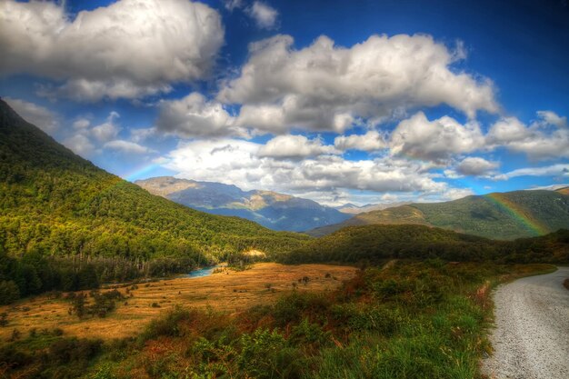 una montaña con un lago y una montaña en el fondo