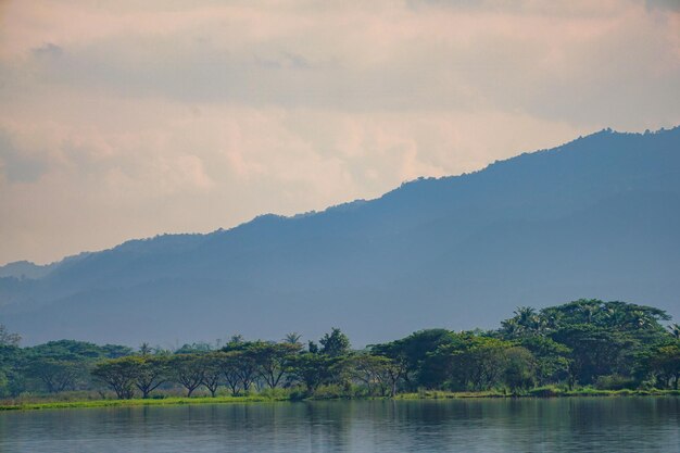 Montaña y lago con la nube única en la provincia del lago Phayao del norte de Tailandia