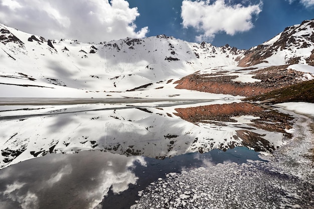 Montaña Lago Titov en Kazajstán