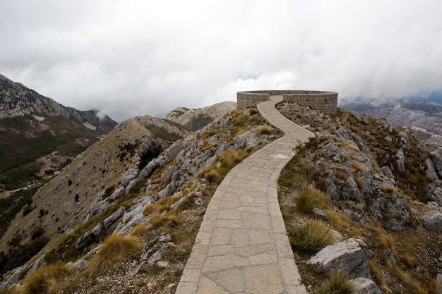 Montaña Lovcen en Montenegro con el sitio del mausoleo