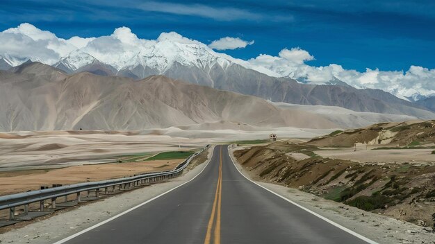 La montaña magnética y el camino del cielo azul en Leh Ladakh, India