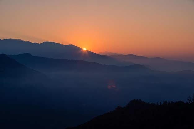 Montaña de la mañana del atardecer