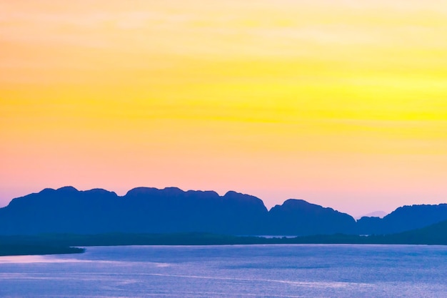 Montaña en el mar al atardecer