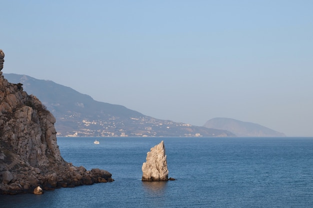 Montaña y mar, vela de roca, rocas, agua, calma en el agua, paisaje marino