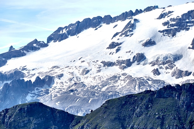 La montaña más alta de Marmolada cubierta de nieve en Dolomitas