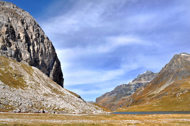 Montaña masiva en los Alpes