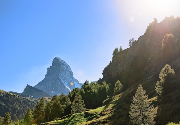 Montaña Matterhorn y colina verde en Zermatt, de Suiza en verano. Con rayos especiales de luz y destellos solares.