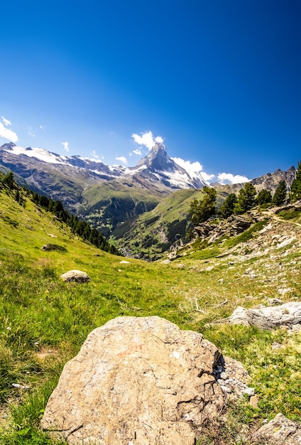 Montaña Matterhorn en un día soleado