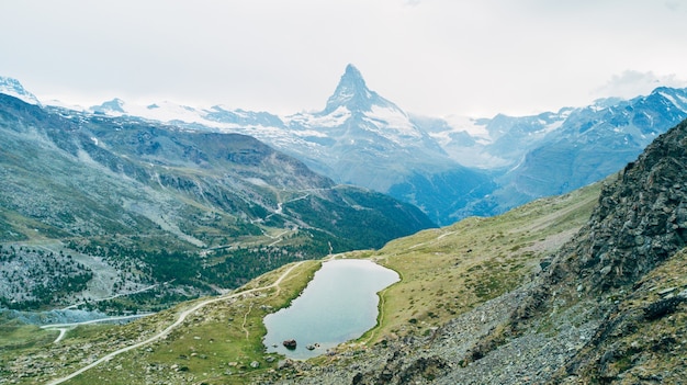 Montaña Matterhorn con nieve blanca y cielo azul en la ciudad de Zermatt en Suiza