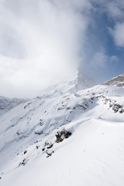 Montaña Matterhorn Zermatt, Suiza con nieve fresca en un hermoso día de invierno