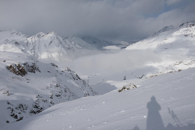 Montaña Matterhorn Zermatt, Suiza con nieve fresca en un hermoso día de invierno