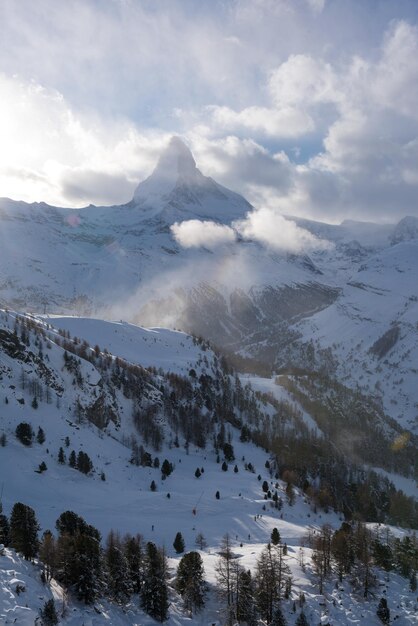 Montaña Matterhorn Zermatt, Suiza con nieve fresca en un hermoso día de invierno