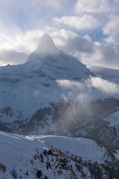 Montaña Matterhorn Zermatt, Suiza con nieve fresca en un hermoso día de invierno