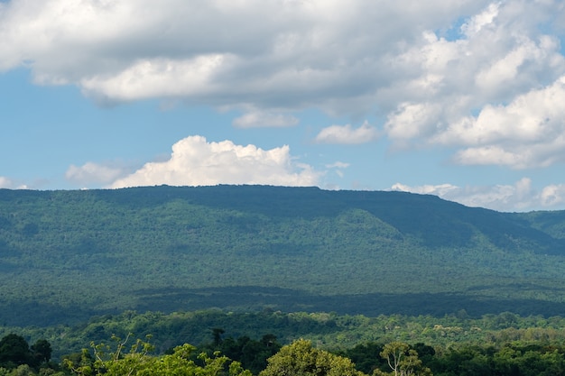 La montaña de la mesa (montaña de piedra de arena) del parque nacional está cubierta por las grandes nubes en el verano, vista desde el mirador en el centro de visitantes, vista frontal con el espacio de la copia.