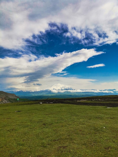 La montaña de la meseta de Bermamyt en KarachayCherkessia Caucasus Rusia 2021 junio