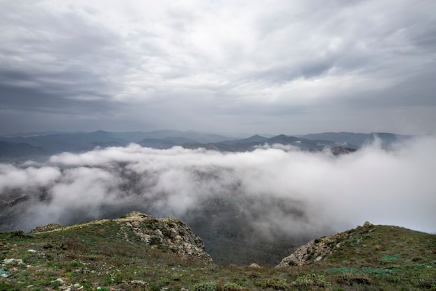 Foto montaña mística niebla paisaje rocoso pico