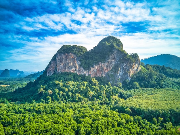 Foto una montaña con una montaña en el fondo y una montaña en la parte posterior