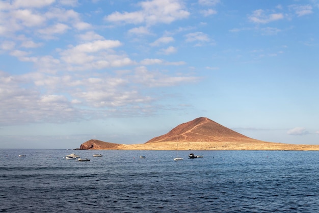 Montaña Montana Roja en la costa de Tenerife cerca de El Médano Islas Canarias España día soleado de verano