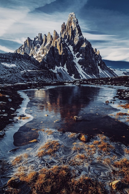 Una montaña en las montañas con un cielo azul y nubes.