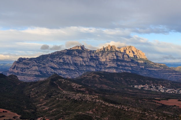 Montaña de Montserrat con nubes y amanecer. Concepto de lugares famosos