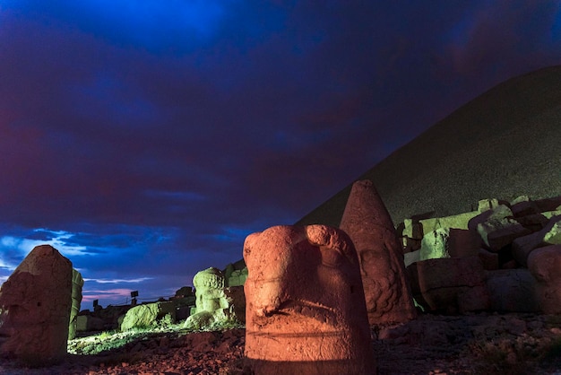 Montaña Nemrut cabezas de dioses y reyes del Reino de Comagene Patrimonio Mundial de la Unesco