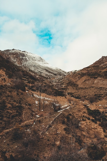 Montaña nevada y cubierta de hierba