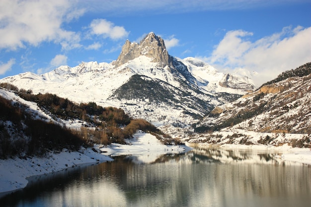 Foto montaña nevada en el pirineo, foratata y embalse de lanuza, pirineo