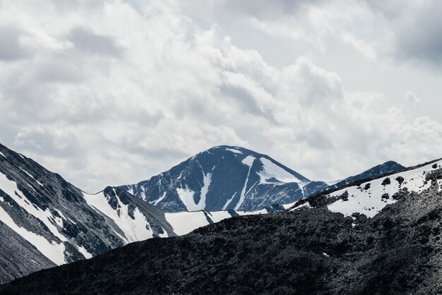 Montaña nevada con glaciares