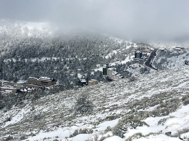 montaña nevada y pueblo en invierno como postal navideña