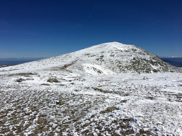 montaña nevada y pueblo en invierno como postal navideña