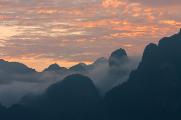 Montaña y niebla en el amanecer de la mañana.