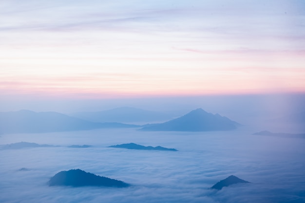 Montaña y niebla en chiang rai, Tailandia
