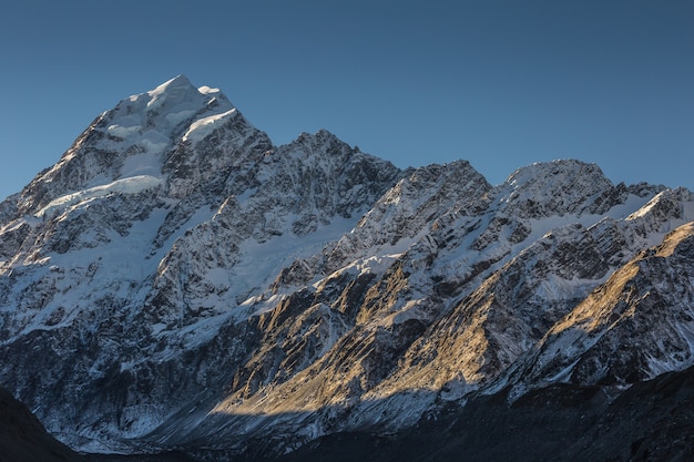 Montaña de nieve al amanecer