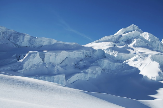 Montaña de nieve azul