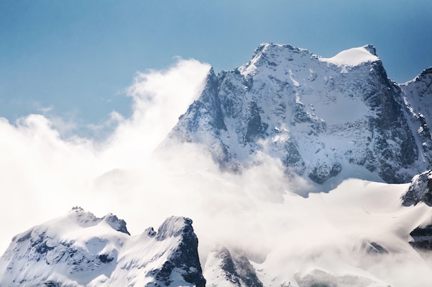 Montaña de nieve con cielo azul en Sikkim, India