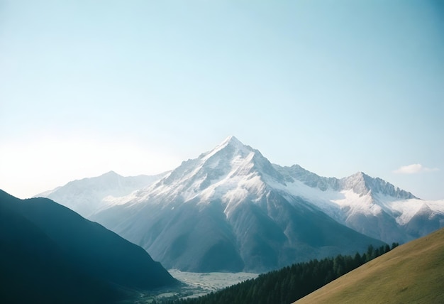 una montaña con nieve y un cielo azul