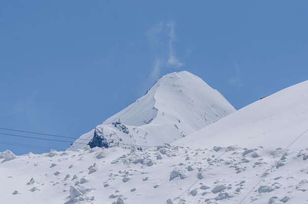 montaña con nieve y cielo azul