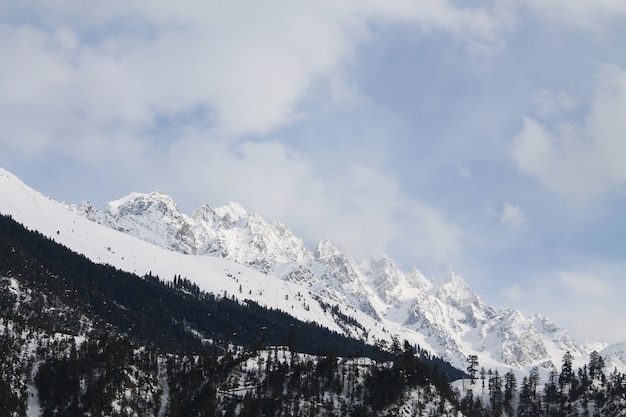 Montaña de la nieve en el paisaje de paisaje de Kalam Swat