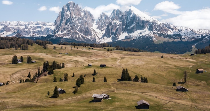 Foto una montaña con nieve en la parte superior y una montaña en el fondo