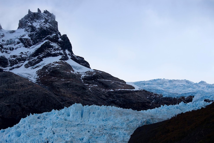 Foto montaña de nieve en la patagonia argentina el calafate