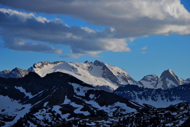 montaña con nieve