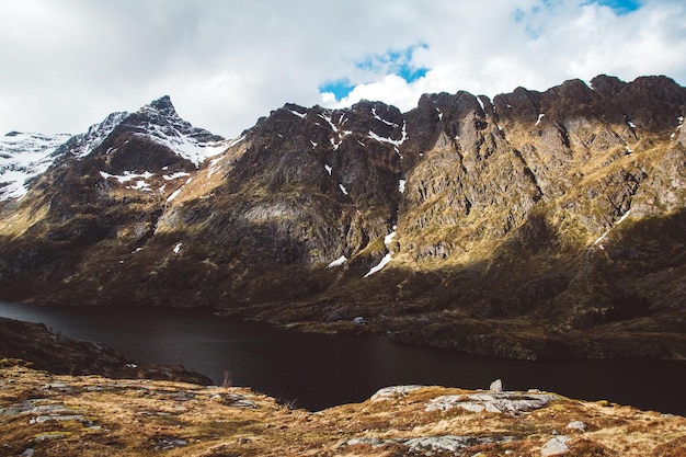 Montaña de Noruega en las islas Lofoten paisaje escandinavo natural