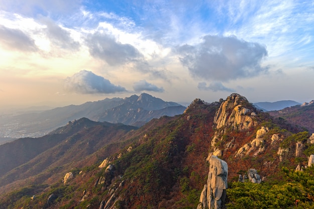 Montaña y nube con BlueSky en la montaña Dobongsan en Seúl Corea del Sur