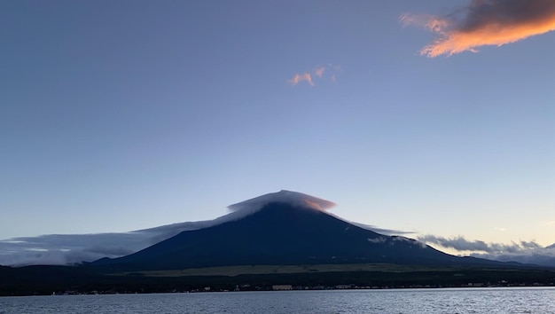 Una montaña con una nube encima