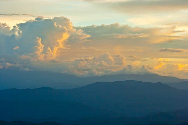 montaña y nube