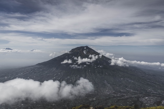 montaña con nubes en otoño