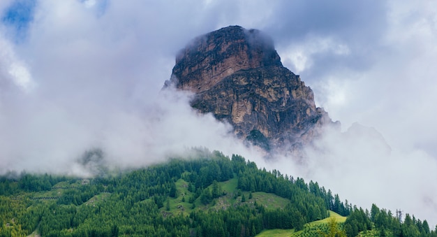 Montaña en las nubes