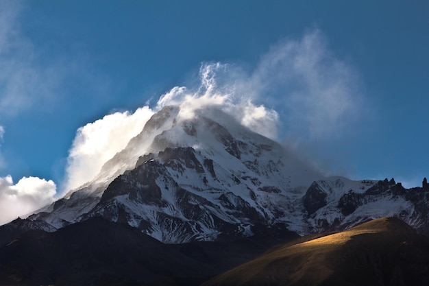 montaña en las nubes